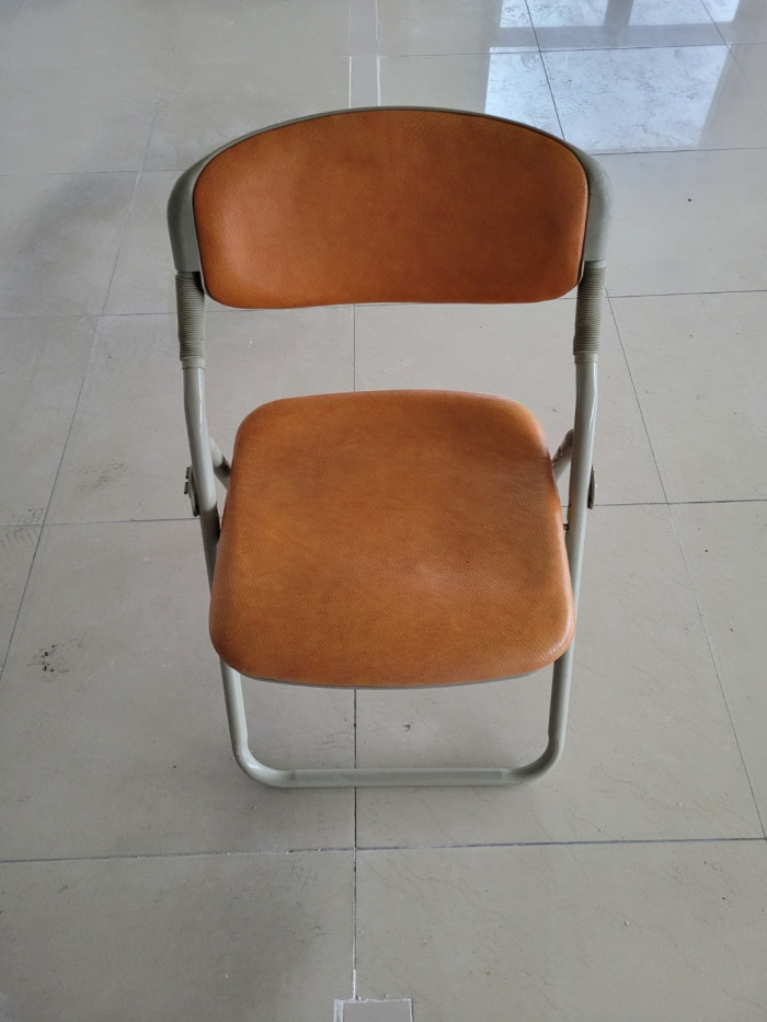 주황색의자 