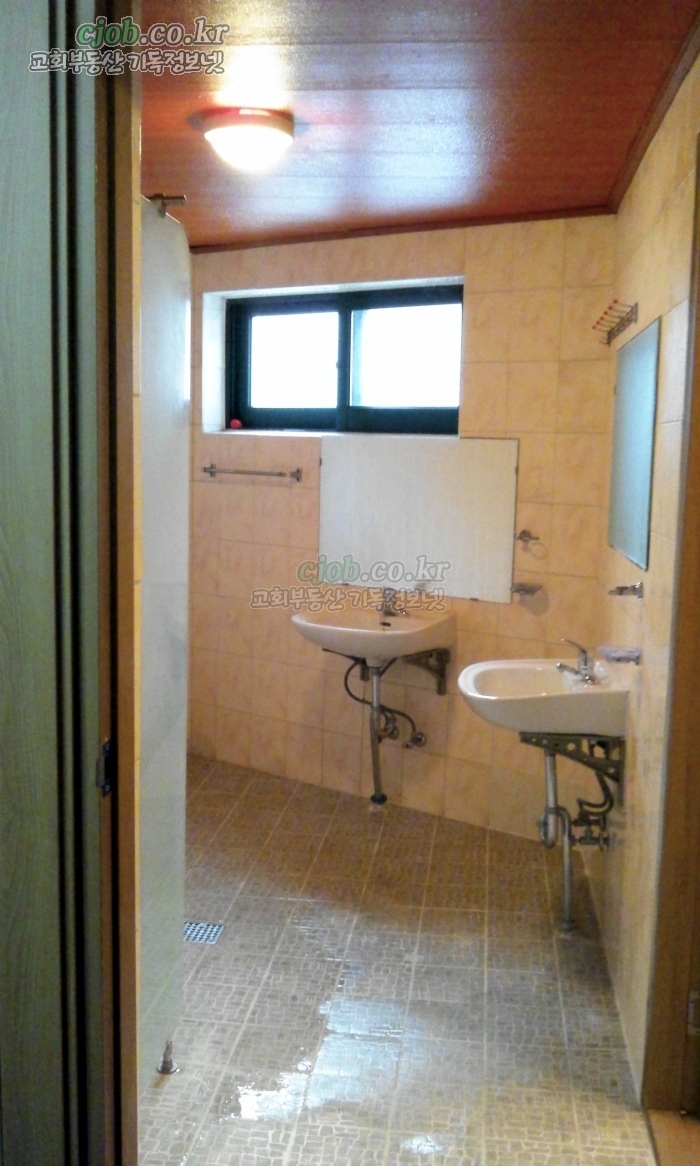 2층 남자화장실 및 샤워실입니다 여자화장실 및 샤워실도 있습니다 (교회매매 -기독정보넷 cjob.co.kr)