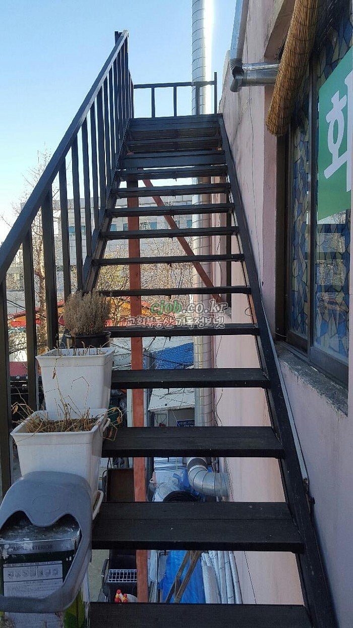옥상(목양실) 올라가는 계단 (교회임대 -기독정보넷 cjob.co.kr)