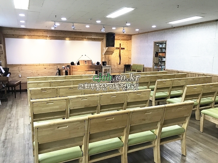 뒤에서 본 예배실 모습 (교회임대 -기독정보넷 cjob.co.kr)