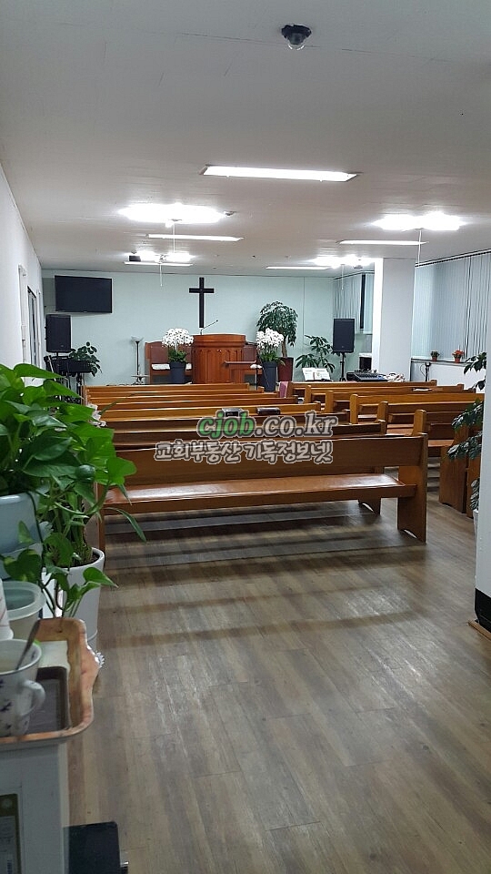 교회 입구에서 예배당 바라본 사진 (교회임대 -기독정보넷 cjob.co.kr)