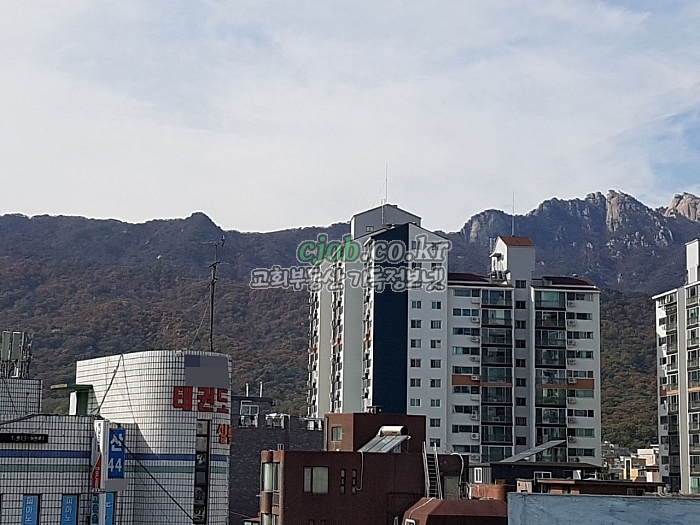 옥상에서 바라본 북한산과 인수봉의 모습입니다 (교회매매 교회임대-기독정보넷 cjob.co.kr)