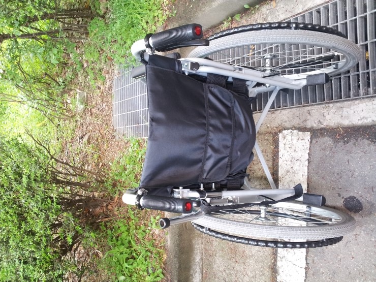 환자용 수동침대 와 식탁이 있는 휠체너 팝니다 - 2번째 사진. (기독정보넷 - 기독교 벼룩시장.) 