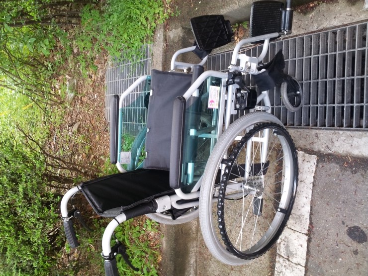 환자용 수동침대 와 식탁이 있는 휠체너 팝니다 - 5번째 사진. (기독정보넷 - 기독교 벼룩시장.) 