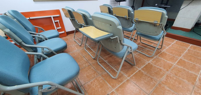 교회정리로 접이식 의자 - 2번째 사진. (기독정보넷 - 기독교 벼룩시장.) 