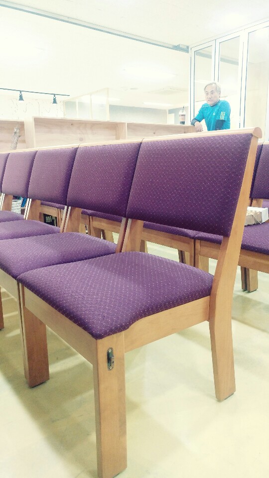 교회용 의자(1인용나무의자) 30개 팝니다 - 1번째 사진. (기독정보넷 - 기독교 벼룩시장.) 