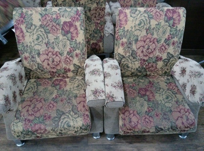 교회 카페에서 쓰던 소파, 의자 저렴하게 팝니다 - 1번째 사진. (기독정보넷 - 기독교 벼룩시장.) 