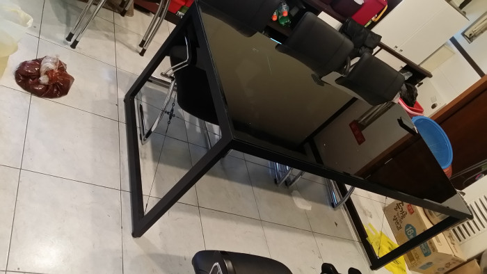 강화유리 대형 테이블과 튼튼한 의자 - 1번째 사진. (기독정보넷 - 기독교 벼룩시장.) 