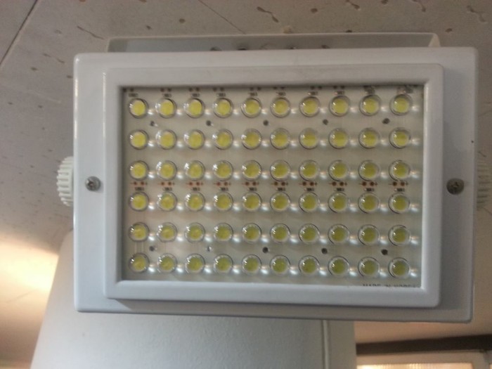 강대상을 환하게 비춰주는 LED 특수 조명 팝니다 - 1번째 사진. (기독정보넷 - 기독교 벼룩시장.) 