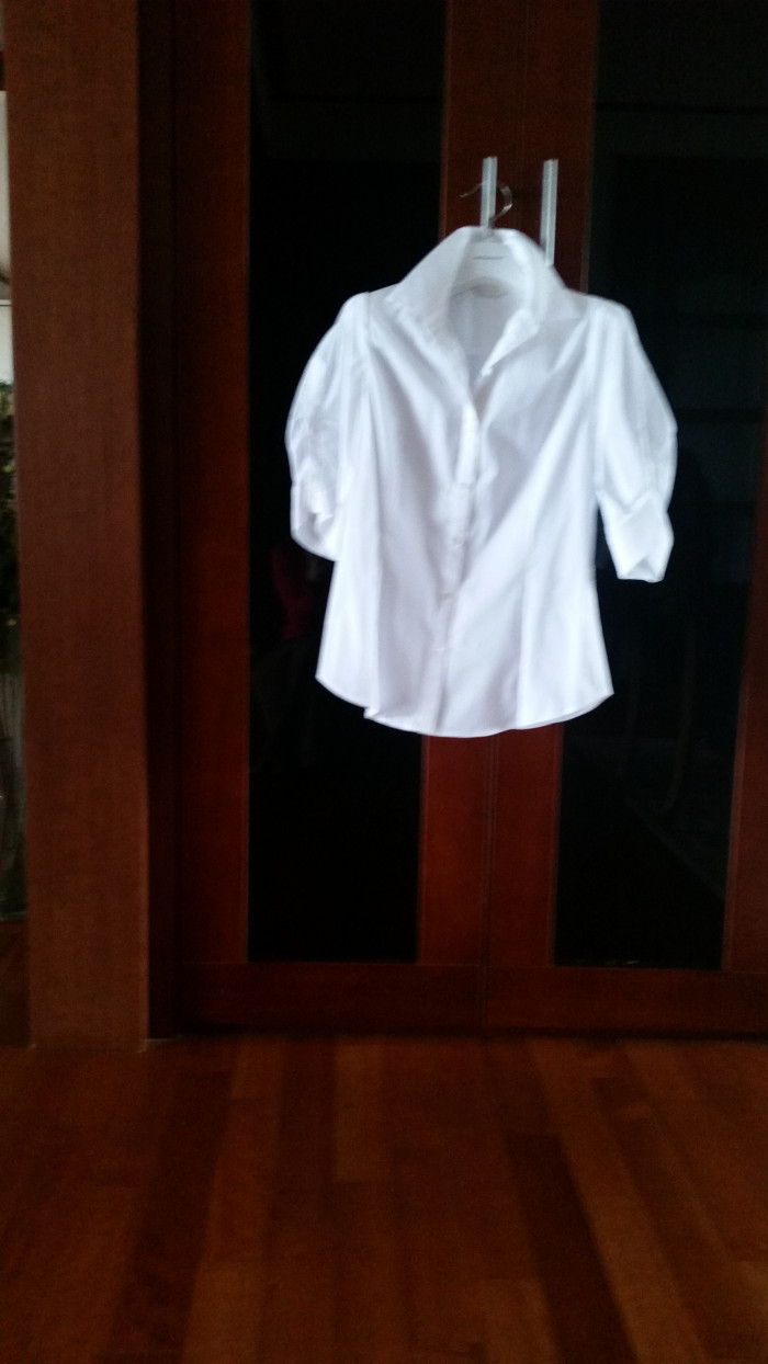 쉬즈미스(전지현 모델브랜드) 화이트 셔츠 겸 블라우스와 빌리윌리 우아한 화이트 러플 블라우스 (66) 내 놓습니다 - 1번째 사진. (기독정보넷 - 기독교 벼룩시장.) 
