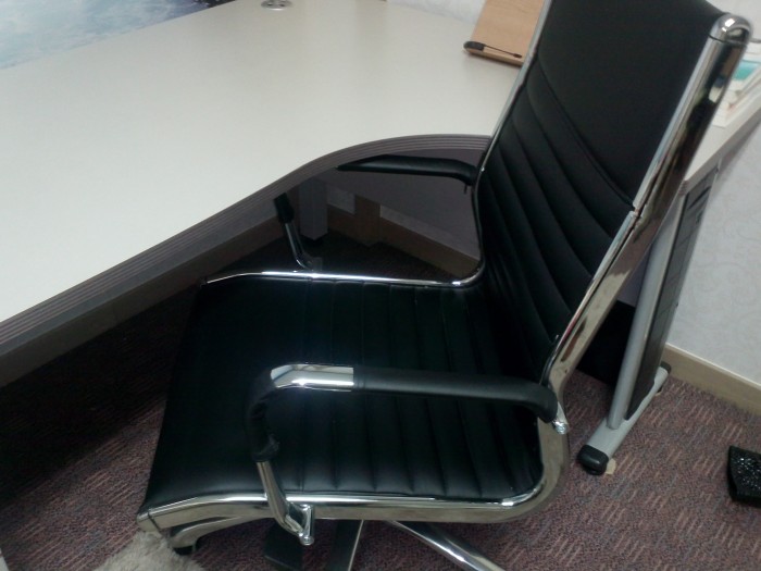 의자는 전체가 뒤로 살짝 누워서 쉴 수 있는 기능과 높낮이기능이 있습니다.