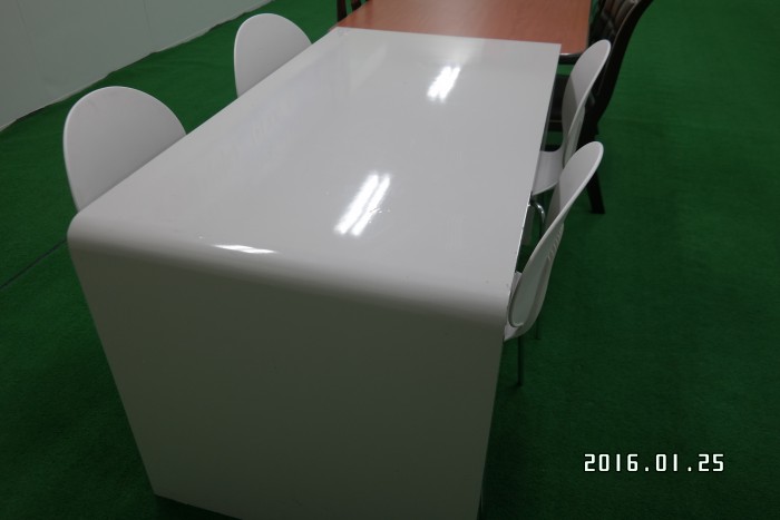 흰탁자와 의자