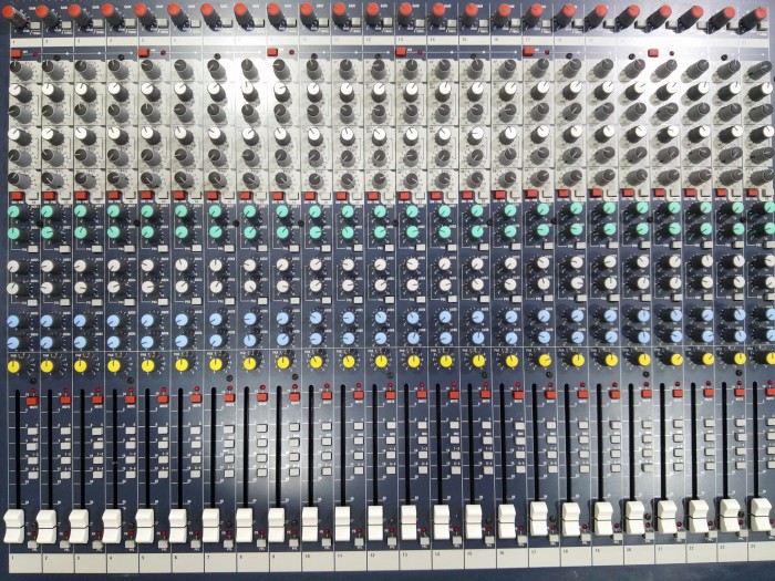 Soundcraft LX7 32채널 방송 믹서기 - 2번째 사진. (기독정보넷 - 기독교 벼룩시장.) 