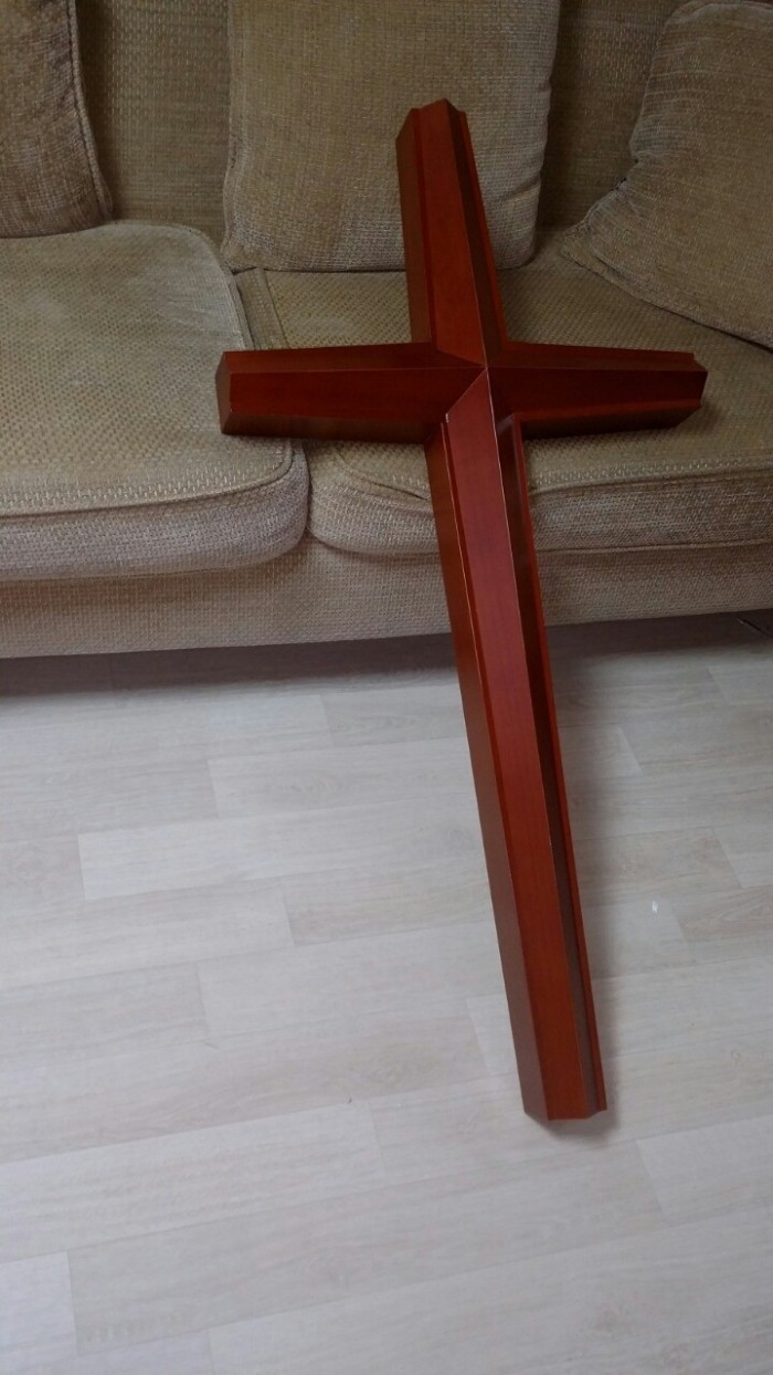 교회 강대의자 두개, 및 십자가 - 1번째 사진. (기독정보넷 - 기독교 벼룩시장.) 