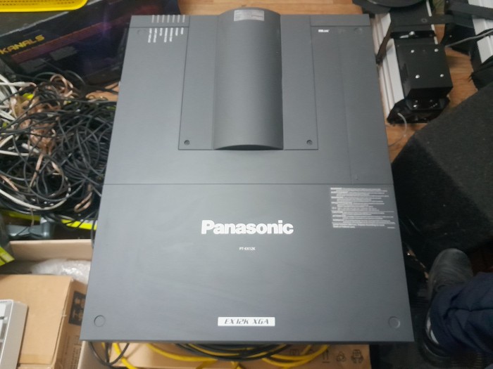 파나소닉 13000안시 프로젝터 PT-EX12K 팝니다 - 2번째 사진. (기독정보넷 - 기독교 벼룩시장.) 