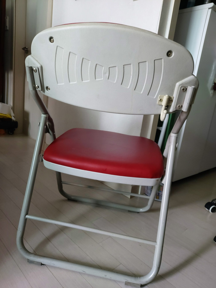 접이식 의자 - 2번째 사진. (기독정보넷 - 기독교 벼룩시장.) 