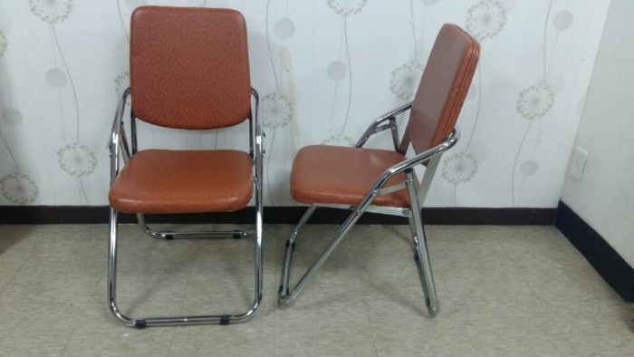 접의자 또한 새 상품으로 깨끗하며 접었다 폈다가 용이하여 때에따라 다양하게 옮겨 사용할 수 있는 의자 입니다. 개당 7000원입니다.