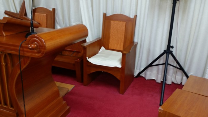 강대상 및 의자 2개 - 1번째 사진. (기독정보넷 - 기독교 벼룩시장.) 